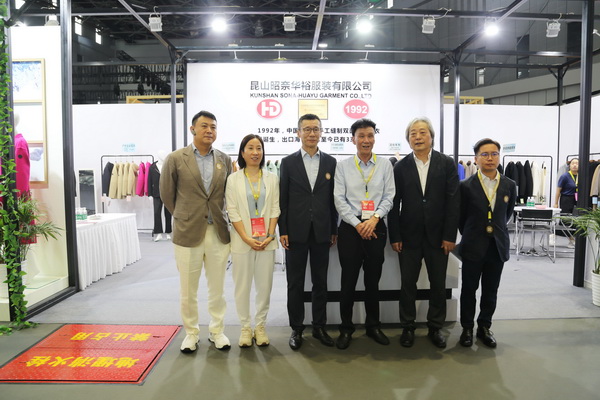 輕奢時尚 舒適休閑-- 昭奈華裕首推戶外運(yùn)動型雙面手工大衣系列,拓寬內(nèi)銷渠道