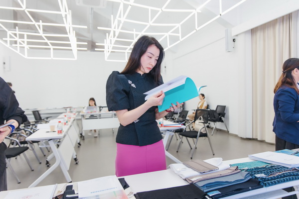 挖掘創(chuàng)新人才，激發(fā)產(chǎn)業(yè)活力！“第十屆（2025年）十佳紡織面料設(shè)計(jì)師及培養(yǎng)先進(jìn)單位評(píng)選”評(píng)審會(huì)于柯橋舉行