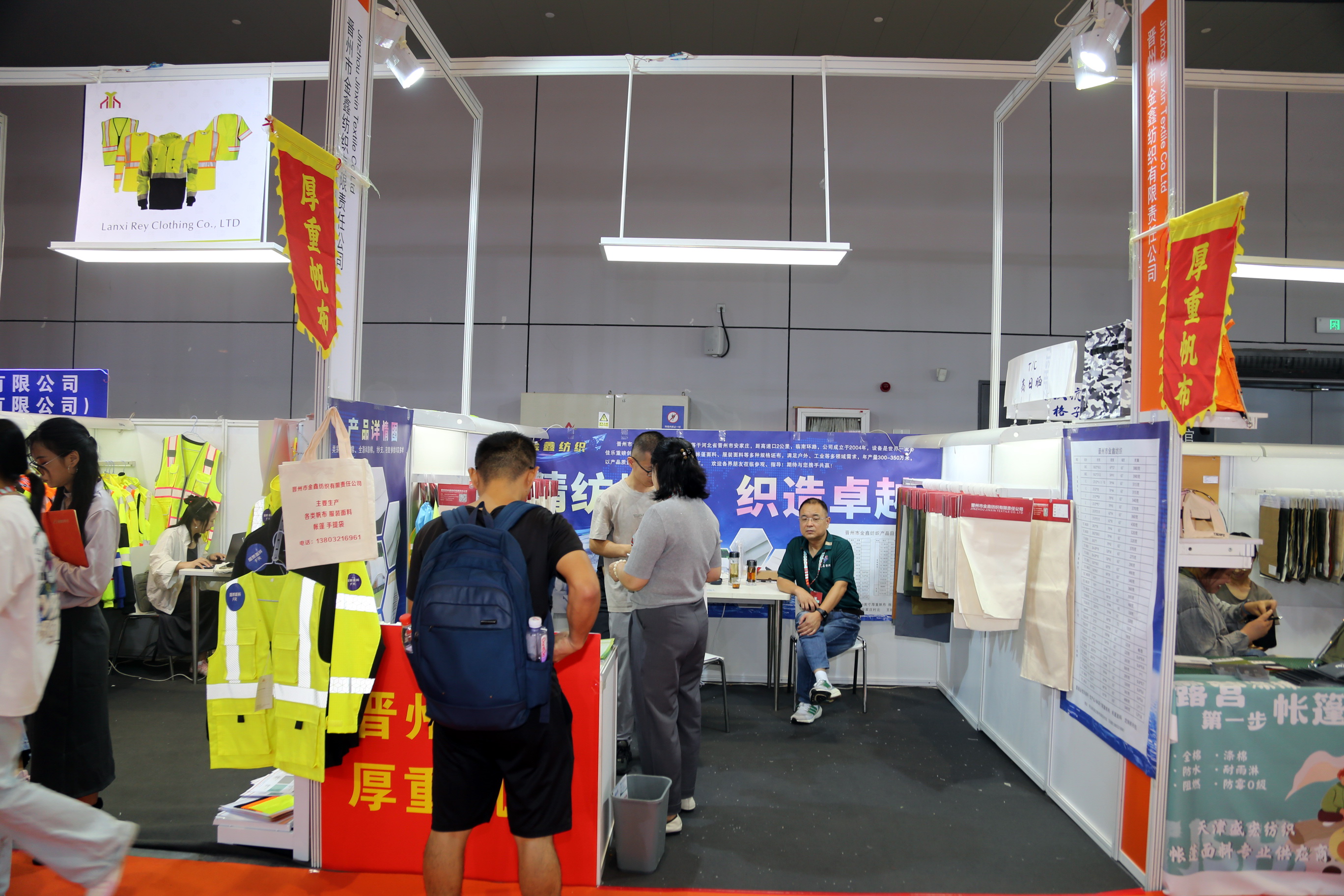 40余家石家莊紡服企業(yè)齊聚滬上，成為中紡聯(lián)秋季聯(lián)展上靚麗的風(fēng)景線